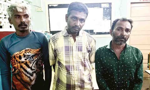 பேட்டரி திருடியவர்களை படத்தில் காணலாம்.
