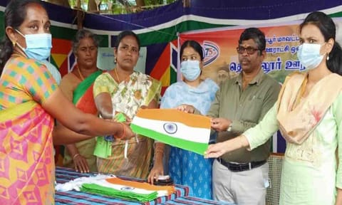 தேசிய கொடி விற்பனை தொடங்கி வைக்கப்பட்ட காட்சி.&nbsp;