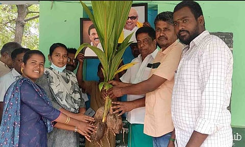 &nbsp;இலவச தென்னங்கன்றுகள் வழங்கப்பட்டதை படத்தில் காணலாம்.