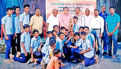 வெற்றிபெற்ற மாணவர்களுக்கு கோப்பைகள் வழங்கப்பட்டன.