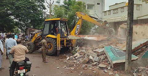 ஆக்கிரமித்து கட்டப்பட்ட வீடுகளை இன்று மாநகராட்சி பணியாளர்கள் இடித்து  தள்ளினர்.