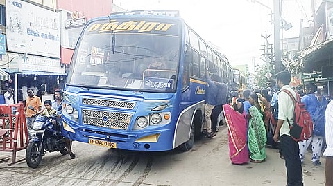 பஸ்சின் படியில் உயிரை பணயம் வைத்து பயணம் செய்யும் இளைஞர்கள்.
