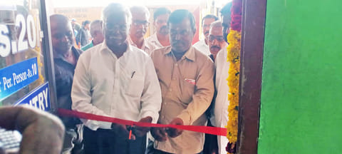 கூடங்குளம் மின்வாரிய ஓய்வு பெற்ற அதிகாரி முத்தையா அறையை திறந்து வைத்தார்.