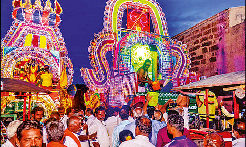 ரதங்கள் புன்னைநல்லூர் மாரியம்மன் கோவிலுக்கு புறப்பட்டு சென்ற போது எடுத்த படம்.