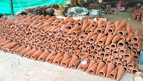 ஏற்றுமதிக்காக அடுக்கி வைக்கப்பட்டுள்ள மண்கூம்புகள்.