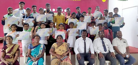 மதுரை மாவட்ட ஜூடோ போட்டியில் பங்கேற்று 29 பதக்கங்களை வென்ற மேலூர் பள்ளிகளை சேர்ந்த மாணவ- மாணவியர்களுடன் ஆசிரிய-ஆசியைகள்.