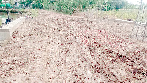 சேறும் சகதியுமான சாலை.