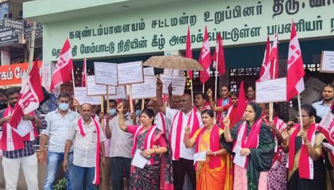 மின்கட்டண உயர்வை கண்டித்து இந்திய ஜனநாயக கட்சியினர் ஆர்ப்பாட்டம்