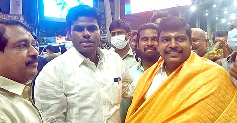 கே.ஆர்.எம். ராதாகிருஷ்ணன் தமிழக பா.ஜ.க. தலைவர் அண்ணாமலையை சந்தித்த  போது எடுத்தபடம்.