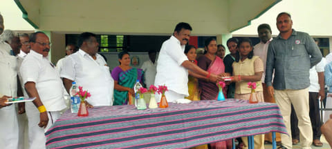 காட்டுப்புத்தூரில் தூய்மை மக்கள் இயக்கம் சார்பில் விழிப்புணர்வு போட்டிகள் - வெற்றி பெற்ற மாணவர்களுக்கு பரிசு