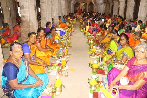 வரலட்சுமி விரதத்தையொட்டி டவுன் நெல்லையப்பர் கோவிலில் இன்று 1,008 சுமங்கலி பூஜை நடைபெற்றது.