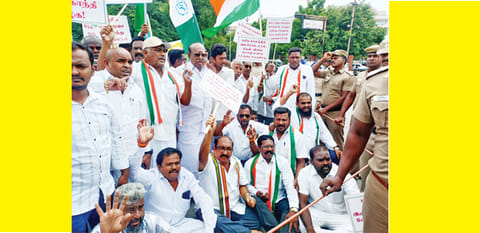 மறியலில் ஈடுபட்டவர்களை படத்தில் காணலாம்.