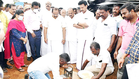 சேமிப்பு கிடங்கில் அமைச்சர்கள் ஆய்வு நடத்தினர்.