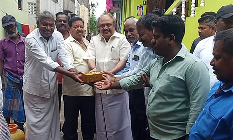 சாலை-வாய்க்கால் பணிகளை அனிபால் கென்னடி எம்.எல்.ஏ. பூமி பூஜை செய்து தொடங்கி வைத்த காட்சி.