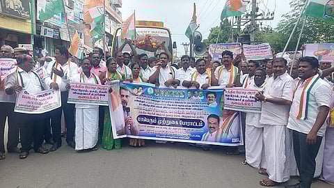 கள்ளக்குறிச்சியில் காங்கிரஸ் கட்சி மாவட்ட தலைவர் ஜெய்கணேஷ் தலைமையில் முற்றுகைப் போராட்டம் நடைபெற்றது.