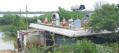 கோவிலை சூழ்ந்த  தண்ணீரை படத்தில் காணலாம்.&nbsp;