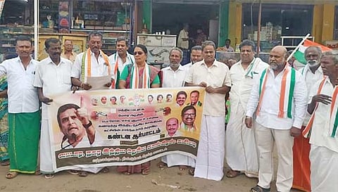 ஆர்ப்பாட்டத்தில் ஈடுபட்டவர்களை படத்தில் காணலாம்.