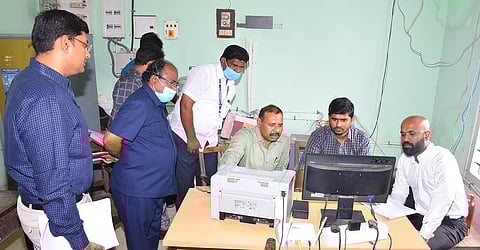 திருவாடானை தாசில்தார் அலுவலகத்தில் மாவட்ட கணிப்பாய்வு அலுவலர் தர்மேந்திர பிரதாப் யாதவ் ஆய்வு செய்தார்.அருகில் கலெக்டர் ஜான்டாம் வர்கீஸ், மாவட்ட வருவாய் அதிகாரி காமாட்சிகணேசன், கூடுதல் கலெக்டர் பிரவீன்குமார் உள்ளனர்.