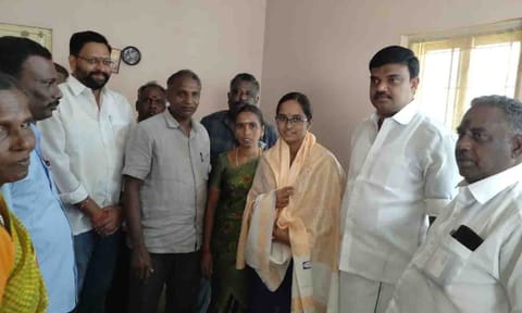 தங்கப்பதக்கம் பெற்ற மாணவிக்கு பொன்னாடை அணிவித்து வாழ்த்து தெரிவித்த பா.ஜனதா கட்சியினர்.