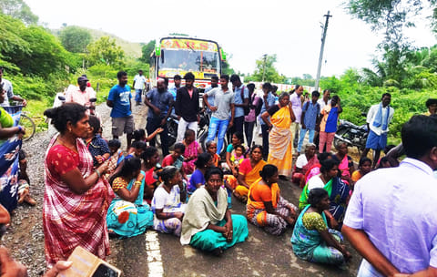 பொதுமக்கள் சாலை மறியல் செய்த காட்சி.
