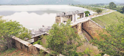 கோமுகி அணையின் நீர்மட்டம் உயர்ந்திருப்பதை படத்தில் காணலாம்.