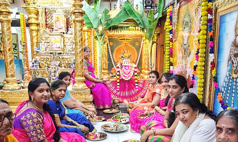 பாலா பீடத்தில் வரலட்சுமி வழிபாடு நடந்த காட்சி.
