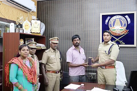 மீட்கப்பட்ட செல்போன்களை உரியவர்களிடம் மாவட்ட போலீஸ் சூப்பிரண்டு கிருஷ்ணராஜ் வழங்கிய காட்சி.