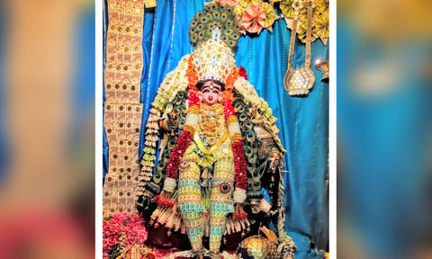 ரூபாய் நோட்டுக்களால் அலங்கரிக்கப்பட்ட அம்மன்.