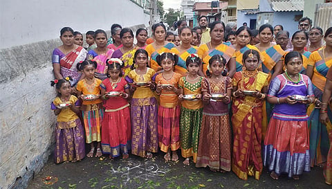 சிறுமிகள் கன்னிமார் அலங்காரத்தில் வலம் வந்த காட்சி.