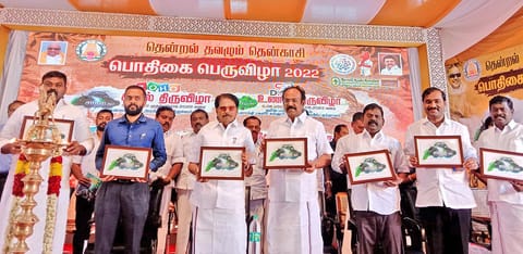 சாரல் திருவிழா லோகோவை அமைச்சர்கள் கே.கே.எஸ்.எஸ்.ஆர். ராமச்சந்திரன், தங்கம்தென்னரசு ஆகிேயார் வெளியிட்ட காட்சி. அருகில் கலெக்டர் ஆகாஷ் மற்றும் பலர் உள்ளனர்.
