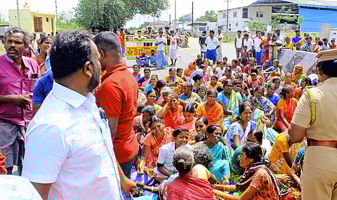 கொலை செய்யப்பட்ட பேச்சிராஜனின் உறவினர்கள் மதுரை வடக்கு பைபாஸ் சாலையில் மறியல் போராட்டத்தில் ஈடுபட்ட காட்சி.