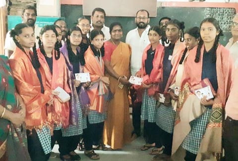 மாணவிகளுக்கு நகராட்சி தலைவர் பாராட்டு