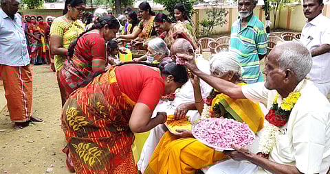 வரலட்சுமி விரதத்தை முன்னிட்டு  வயதான தம்பதிகளிடம் ஆசி பெற்ற சுமங்கலி பெண்கள்
