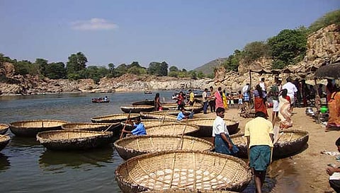 கோட்டையூர், பண்ணவாடி பரிசல் துறையில்  விசைப்படகு, பரிசல் போக்குவரத்து நிறுத்தம்
