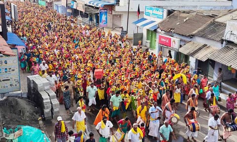 ஏராளமான பெண்கள் பால் குடம் எடுத்து ஊர்வலம்