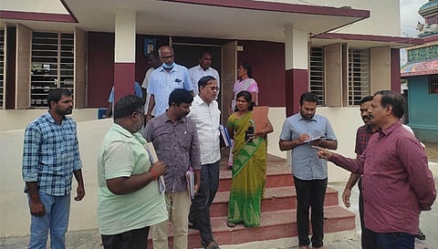நூலக பராமரிப்பு பணியை ஊரக வளர்ச்சி துறை கூடுதல் இயக்குனர் குமார் ஆய்வு செய்த காட்சி. அருகில் வட்டார வளர்ச்சி அலுவலர்கள் மாதவன், பிரபாகரன் உள்ளனர்.