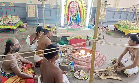 சிறப்பு யாகம் நடந்தது.