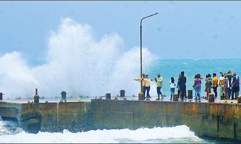தனுஷ்கோடியில் ஆபத்தை உணராமல் செல்பி எடுக்கும் சுற்றுலா பயணிகள்
