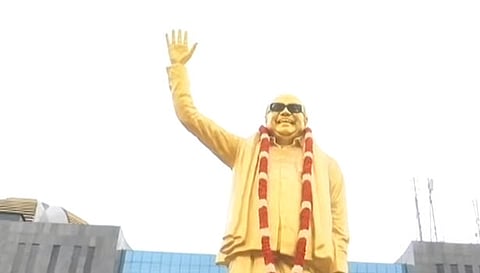 கருணாநிதி சிலைக்கு முதல்வர் ஸ்டாலின் மலர்தூவி மரியாதை