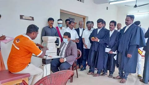 தேனி கோர்ட்டில் இலவச கண்சிகிச்சை முகாம் நடைபெற்றது.