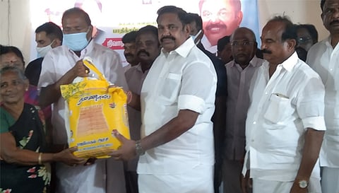 வெள்ளத்தால் பாதிக்கப்பட்ட மக்களுக்கு எதிர்க்கட்சித் தலைவர் எடப்பாடி பழனிசாமி நிவாரண பொருட்கள் வழங்கினார். அருகில் முன்னாள் அமைச்சரும், எம்.எல்.ஏ வுமான தங்கமணி  உள்ளார்.