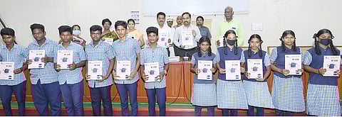 11,12-ம் வகுப்பு மாணவர்களுக்கு உயர் கல்வி வேலைவாய்ப்பு குறித்த வழிகாட்டி புத்தகங்களை கலெக்டர் மதுசூதன்ரெட்டி வழங்கினார். அருகில் உதவி ஆணையர்(ஆயம்) கண்ணகி, மாவட்ட முதன்மை கல்வி அலுவலர் சுவாமிநாதன் மற்றும் பலர் உள்ளனர்.