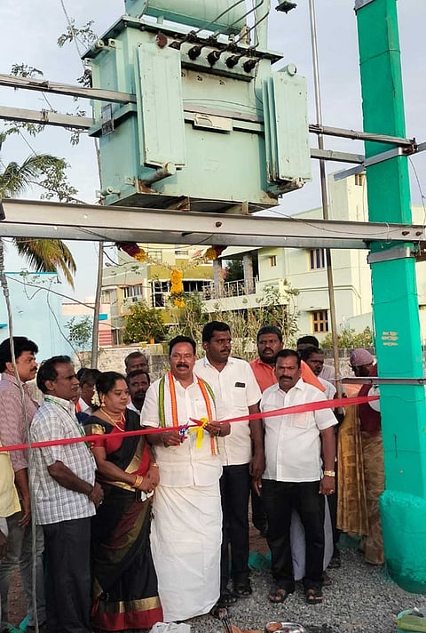 புதிய மின்மாற்றியை ரூபி மனோகரன் எம்.எல்.ஏ. திறந்து வைத்த காட்சி.