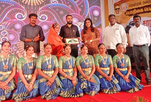 சாரல் திருவிழாவில் சிறப்பு விருந்தினராக கலந்து கொண்ட நடிகை ரம்யா நம்பீசனுக்கு கலெக்டர் ஆகாஷ் நினைவு பரிசு வழங்கிய போது எடுத்தபடம்.