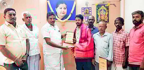 கறவை உறுப்பினர்களுக்கு சங்க தலைவர் கட்டளை அன்பு பரிசு வழங்கிய காட்சி. அருகில் சங்க செயலாளர் வெங்கடாசலம் மற்றும் நிர்வாகிகள் உள்ளனர்.