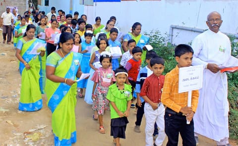 சேவியர்காலனி தூய பேதுரு ஆலயம் சார்பில் குழந்தைகளின் சிறப்பு பவனி நடைபெற்றது.