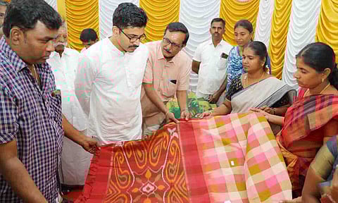 கைத்தறி கண்காட்சியை கலெக்டர் வினீத் தொடங்கி வைத்து பார்வையிட்ட காட்சி.&nbsp;