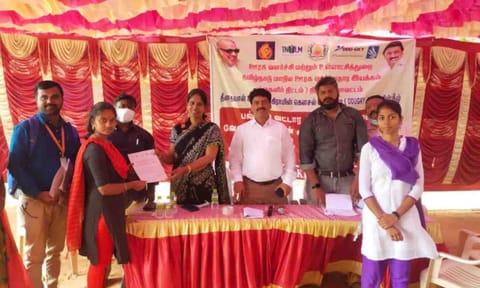 தேர்வு செய்யப்பட்ட இளைஞர்களுக்கு சான்றிதழ் வழங்கப்பட்ட காட்சி.
