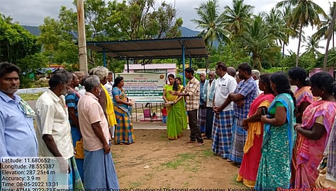 விவசாயிகளுக்கு பயிற்சி அளிக்கப்பட்டபோது எடுத்த படம்.