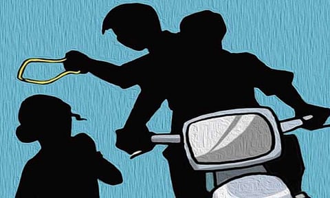 வெள்ளிச்சந்தை அருகே மூதாட்டியிடம் நகை பறிப்பு